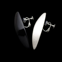 坂本これくしょん 身につける漆 漆のアクセサリー イヤリング リーフ 半プラチナ箔 黒色 艶やかで美しくとても軽い和木に漆塗りのアクセサリー SAKAMOTO COLLECTION wearable URUSHI platinum makie earrings Leaf Jet Black 針葉樹の葉をイメージした漆黒のシャープなフォルムに片側のプラチナ箔蒔絵がクールな印象、かぶれ防止コートで安心して使えます。 イメージ写真5